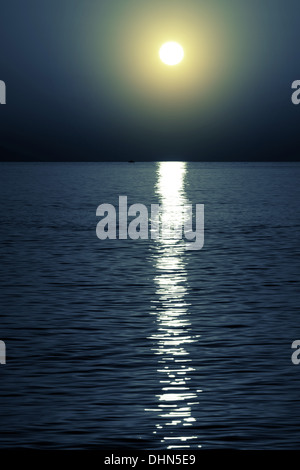 La lumière de la lune sur la mer nuit Banque D'Images