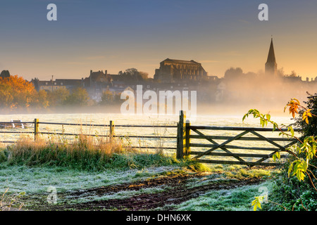 Le lever du soleil sur la ville de Malmesbury Wiltshire allume le premier gel au début de novembre. Banque D'Images