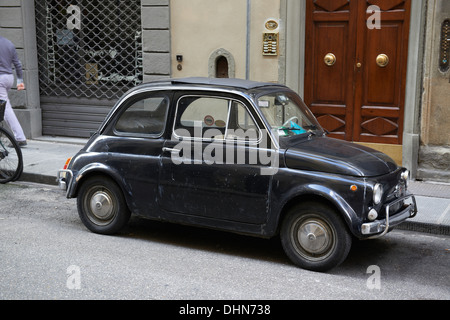 Fiat 500 dans la voiture garée dans un noir de la rue côté Florence Italie Banque D'Images