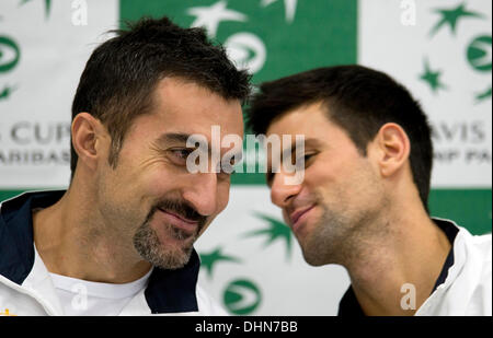 Belgrade, Serbie. 13 novembre 2013. À partir de la gauche : Nenad Zimonjic, Novak Djokovic (SRB) photographié au cours de conférence de presse de la Serbie l'équipe nationale de tennis à Belgrade, Serbie le 13 novembre 2013. République Tchèque joue contre la Serbie en finale de la Coupe Davis à partir de Novembre 15. (Photo/CTK Michal Kamaryt/Alamy Live News) Banque D'Images