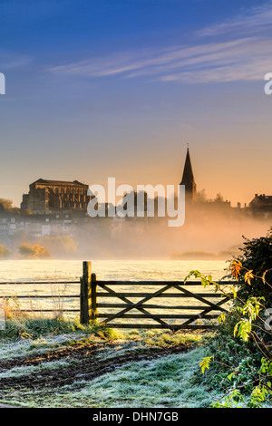 Le lever du soleil sur la ville de Malmesbury Wiltshire allume le premier gel au début de novembre. Banque D'Images