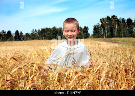 Kid in wheat field Banque D'Images