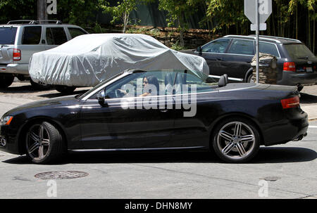 Vanessa Hudgens quitte un photoshoot à Los Angeles dans sa voiture Audi Convertible Los Angeles, Californie - 09.05.12 Banque D'Images
