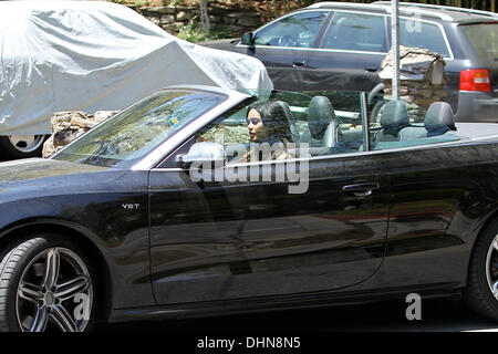 Vanessa Hudgens quitte un photoshoot à Los Angeles dans sa voiture Audi Convertible Los Angeles, Californie - 09.05.12 Banque D'Images