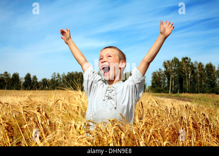 Kid in wheat field Banque D'Images