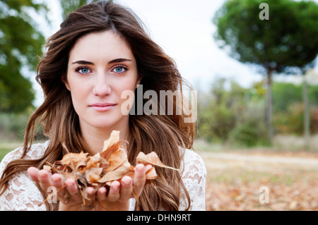 Belle femme aux yeux bleus thème automne Banque D'Images