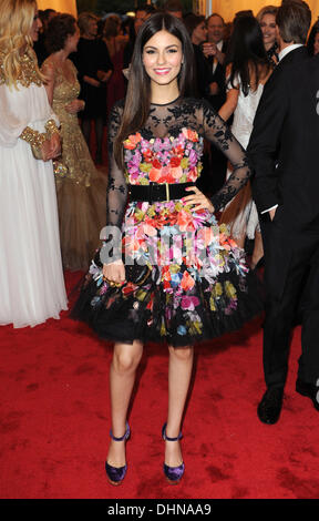Victoria Justice Schiaparelli et Prada Impossible 'Conversations' Costume Institute Gala 2012 au Metropolitan Museum of Art avec : Victoria Justice Où : New York City, United States Quand : 07 mai 2012 Banque D'Images