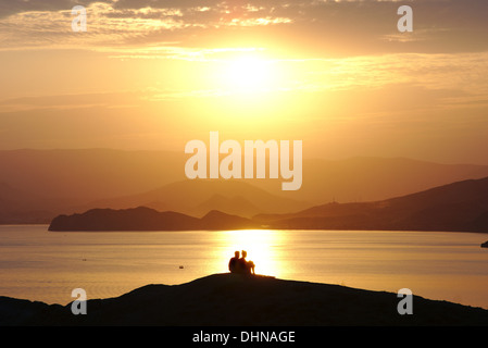 Silhouette de couple dans l'amour sous le coucher du soleil Banque D'Images