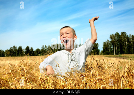 Kid in wheat field Banque D'Images