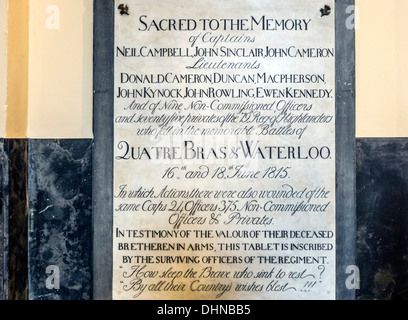 Plaque commémorative à la mémoire des officiers britanniques qui sont tombés pendant la bataille de Waterloo dans l'église, Belgique Banque D'Images