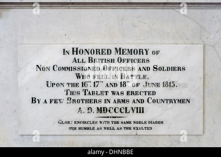 Plaque commémorative à la mémoire des officiers britanniques qui sont tombés pendant la bataille de Waterloo dans l'église, Belgique Banque D'Images