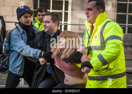 Londres, Royaume-Uni. 13 novembre 2013. Des dizaines d'étudiants de l'University College de Londres de protester contre la fermeture prévue de l'ulu Union d'étudiants par la direction, qui selon eux n'a pas consulté les étudiants, de l'appeler une attaque sur les espaces étudiants. Crédit : Paul Davey/Alamy Live News Banque D'Images