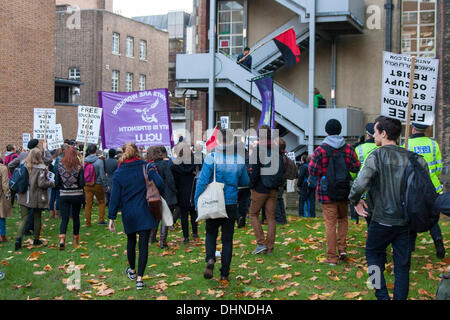 Londres, Royaume-Uni. 13 novembre 2013. Des dizaines d'étudiants de l'University College de Londres de protester contre la fermeture prévue de l'ulu Union d'étudiants par la direction, qui selon eux n'a pas consulté les étudiants, de l'appeler une attaque sur les espaces étudiants. Crédit : Paul Davey/Alamy Live News Banque D'Images