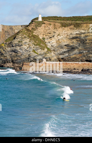 La capture d'un surfer une vague de Portreath Cornwall, Angleterre. Banque D'Images