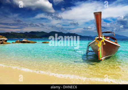 Bateau "long tail", la plage tropicale, la mer d'Andaman, Thaïlande Banque D'Images