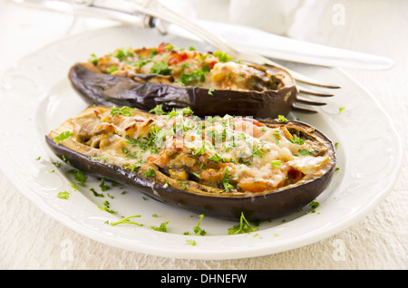 Aubergine farcie aux légumes et fromage Banque D'Images