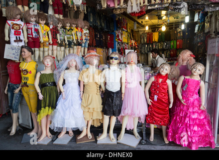 Vêtements pour filles en vente dans main bazar, Isfahan, Iran Banque D'Images