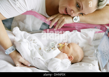 Mère et son fils nouveau-né Banque D'Images