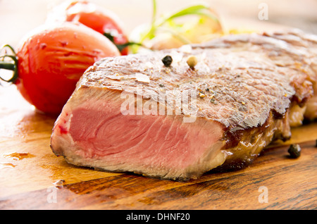 Steaks de boeuf avec légumes Banque D'Images