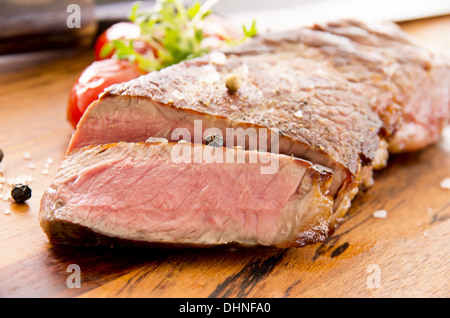 Steaks de boeuf avec légumes coupés Banque D'Images