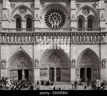 Façade de Cathédrale Notre Dame, Paris France Banque D'Images