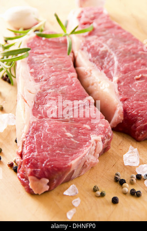 Les steaks de boeuf faux-filet aux herbes Banque D'Images