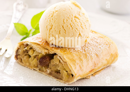 Strudel aux pommes, glace vanille Banque D'Images