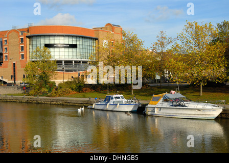 Maidstone, Kent, Angleterre, Royaume-Uni. Rivière Medway. Bateaux de loisirs et House of Fraser shop (partie de Fremlin Walk shopping mall) Banque D'Images