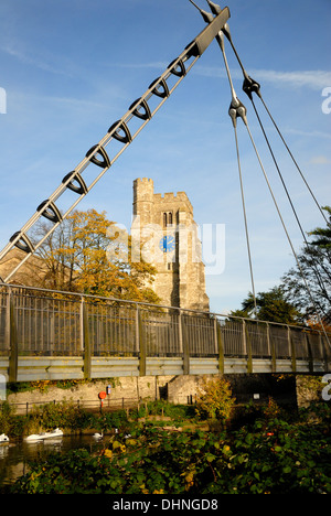 Maidstone, Kent, Angleterre, Royaume-Uni. Lockmeadow Millennium Bridge sur la rivière Medway - All Saints Church Banque D'Images