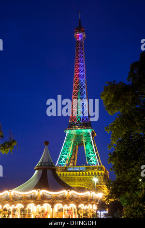 Au-dessous d'un carrousel, l'affichage des couleurs sur la Tour Eiffel, Paris France Banque D'Images