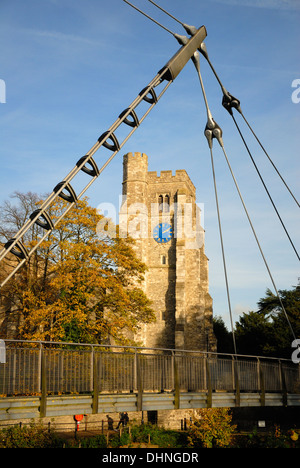 Maidstone, Kent, Angleterre, Royaume-Uni. Lockmeadow Millennium Bridge sur la rivière Medway - All Saints Church Banque D'Images