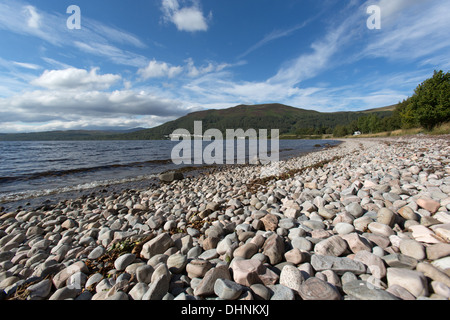 Loch Rannoch, l'Ecosse. Vue pittoresque de la rive est du Loch Rannoch dans la région de Perth and Kinross en Écosse. Banque D'Images