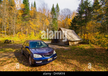 Camping d'automne dans la forêt Banque D'Images