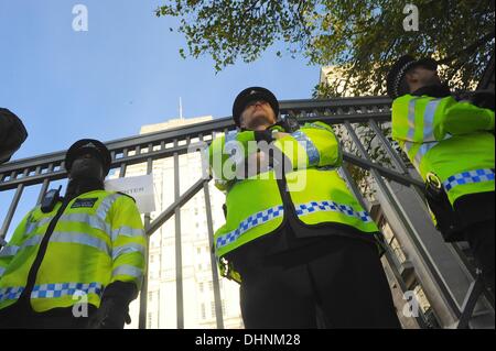 Londres, Royaume-Uni. . 13 nov., 2013. Police arrête un étudiant activiste de l'échelle les porte à un campus enregistrer la protestation de l'Union des étudiants de l'Université de Londres Crédit : Gail Orenstein/ZUMAPRESS.com/Alamy Live News Banque D'Images