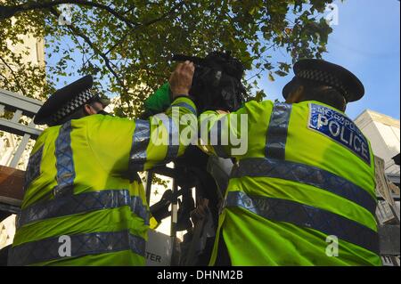 Londres, Royaume-Uni. . 13 nov., 2013. Police arrête un étudiant activiste de l'échelle les porte à un campus enregistrer la protestation de l'Union des étudiants de l'Université de Londres Crédit : Gail Orenstein/ZUMAPRESS.com/Alamy Live News Banque D'Images