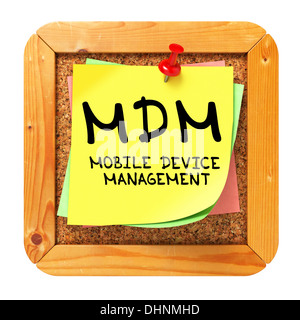 MDM. Autocollant jaune sur le bulletin. Banque D'Images