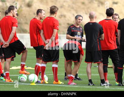 Alicante, Espagne. 13 nov., 2013. Le football international avant-match amical pratique avant l'Autriche contre l'équipe de France match amical patron Marcel Koller Co manager de l'équipe Thomas Janeschitz AUT parler avec les joueurs © Plus Sport Action/Alamy Live News Banque D'Images