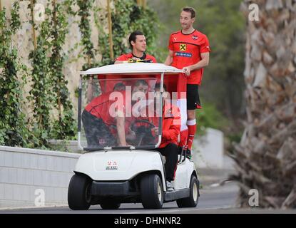 Alicante, Espagne. 13 nov., 2013. Le football international avant-match amical pratique avant l'Autriche contre USA match amical Aleksandar Casa Fiorita Zeugwart Jovo Marjanovic Heinz Lindner et Manuel Ortlechner AUT arrivent sur un chariot de golf © Plus Sport Action/Alamy Live News Banque D'Images