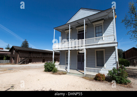 L'annexe de l'hôtel Toscano en premier plan avec les fonctionnaires locaux dans l'arrière-plan, Sonoma, Californie, États-Unis Banque D'Images