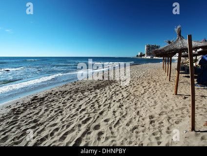 Vue grand angle de Calahonda beach près de Mijas Costa del Sol Banque D'Images