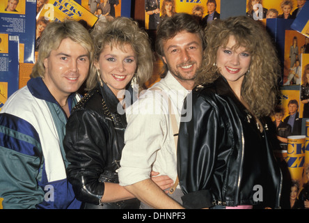 BUCK'S FIZZ groupe pop britannique vers 1983. De gauche à droite : Mike Nolan, Cheryl Baker, Bobby G et Jay Aston Banque D'Images