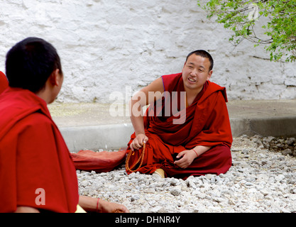 Moines bouddhistes tibétains du débat dans la cour à monastère de Séra Lhassa, Tibet, Chine, Asie Banque D'Images