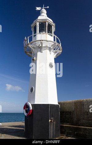 Le phare sur la jetée à Mevagissey Cornwall England UK Europe Banque D'Images