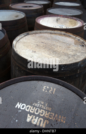 Ville de Pitlochry, l'Écosse. Jura whisky vide de barils dans le Pitlochrey basée distillerie d'Edradour cour intérieure. Banque D'Images