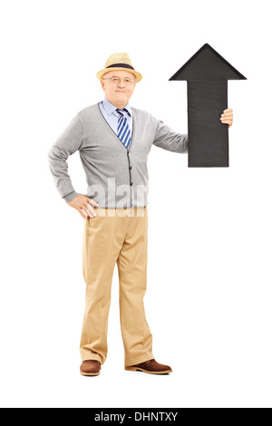 Full Length portrait of smiling senior man holding une grande flèche noire pointant vers le haut Banque D'Images