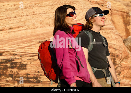Couple au Red Rock Canyon National Conservation Area, qui est à environ 20 miles de Las Vegas Banque D'Images