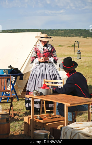 War-Era agent civil 'la femme' et soldat de l'Union chat au camp, reconstitution historique, Fort Union National Monument, Nouveau Mexique Banque D'Images