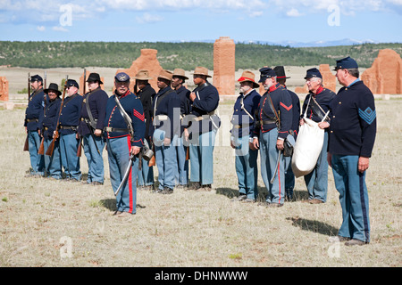La guerre civile soldat de l'Union avant la formation en stand reconstitueurs cérémonie de lever de drapeau, Fort Union National Monument, MN USA Banque D'Images