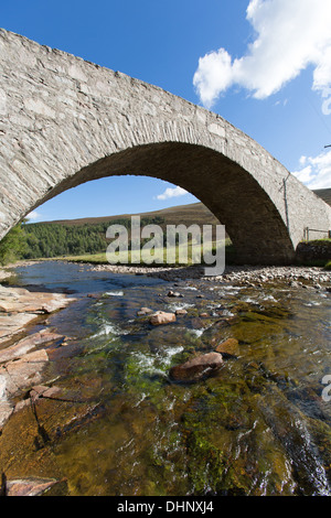 River Gairn, en Écosse. Vue pittoresque de l'Gairnshiel939 un pont sur le fleuve, près de l'Gairnshiel Gairn Lodge. Banque D'Images