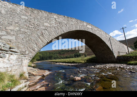 River Gairn, en Écosse. Vue pittoresque de l'Gairnshiel939 un pont sur le fleuve, près de l'Gairnshiel Gairn Lodge. Banque D'Images